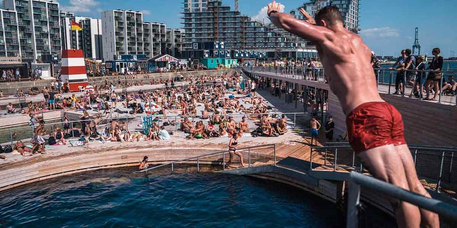 Leisure-time-city-harbor-bath